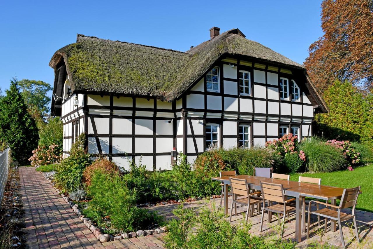 Reetdachfachwerkvilla Am Wiesengrund Bergen Auf Rugen Exterior foto